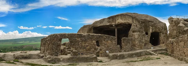 Panorama de montañas y ruinas prehistóricas de 3.000 años de edad ciudad cueva-vivienda Uplistsikhe en la región del Cáucaso, Georgia —  Fotos de Stock
