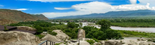 Yeşil dağlar ve mavi gökyüzü, kura Nehri Dağ panorama. Yaz peyzaj uplistsikhe, Kafkasya, Gürcistan — Stok fotoğraf