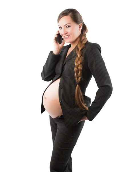 Těhotná moderátorka v obleku s mobilním telefonem na bílém pozadí — Stock fotografie