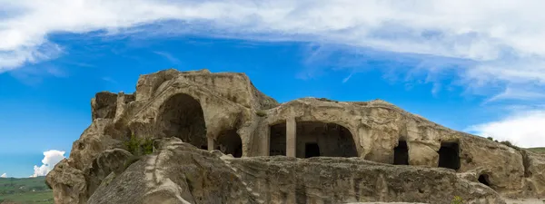 Panorama de montañas y ruinas prehistóricas de 3.000 años de edad ciudad cueva-morada, palacio de Tamara en Uplistsikhe, región del Cáucaso, Georgia — Foto de Stock