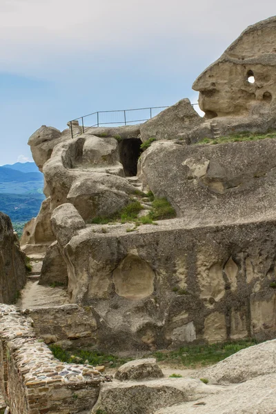 Perfil del hombre 3.000 años en ruinas prehistóricas antigua ciudad cueva Uplistsikhe. Cerca de Gori, región del Cáucaso. Georgia . —  Fotos de Stock