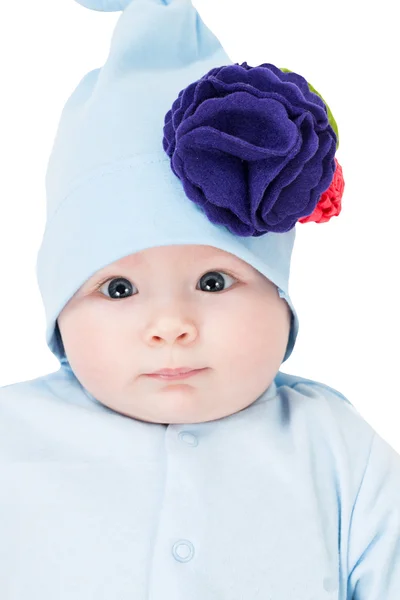 Retrato de menina com olhos azuis isolados no fundo branco. Use-o para um conceito de criança, parentalidade ou amor — Fotografia de Stock