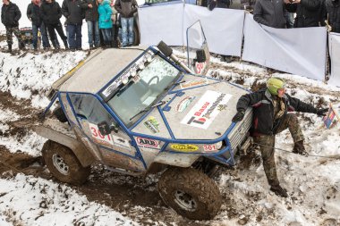 Almatı, Kazakistan - 21 Şubat 2013. Off-Road jipler, araba Yarışması, atv yarış. geleneksel yarış 