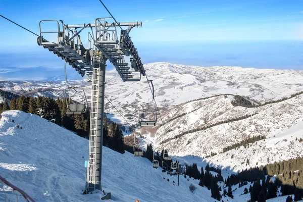 Chairlift in mountains in winter in Ak Bulak, Almaty, Kazakhstan, Asia — Stock Photo, Image