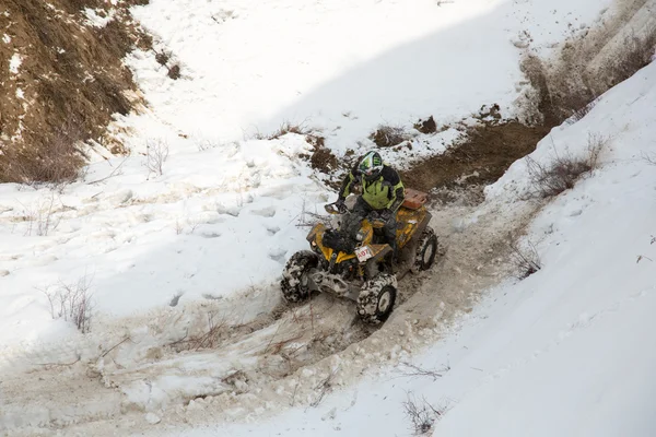 Almaty, Kazachstan - 21 lutego 2013 roku. Off-Road racing na jeepy, samochód konkurencji, atv. tradycyjny wyścig "kaskelen wąwozy" Puchar Republiki Kazachstanu trofeum raid — Zdjęcie stockowe