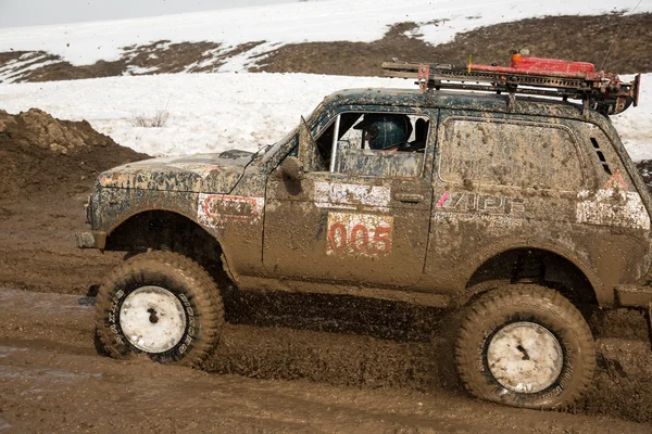Almaty, Kazakhstan - February 21, 2013. Off-road racing on jeeps, Car competition, ATV. Traditional race "Kaskelen gullies" Cup the Republic of Kazakhstan trophy-raid — Stock Photo, Image