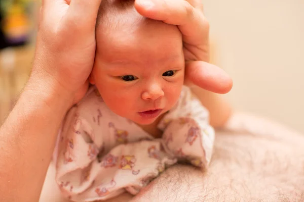 Neugeborenes Mädchen auf den Händen des Vaters zu Hause. Nutzen Sie es für ein Kind, Elternschaft oder Liebeskonzept — Stockfoto