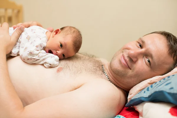 Vader en pasgeboren baby dochter thuis knuffelen, gebruiken voor een kind, ouderschap of liefde concept — Stockfoto