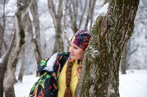 Schöne Frau im Skianzug im verschneiten Winter im Freien, Almaty, Kasachstan, Asien — Stockfoto