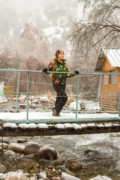 Krásná žena v lyžařský oblek v zasněžené zimě venku, almaty, Kazachstán, Asie — Stock fotografie