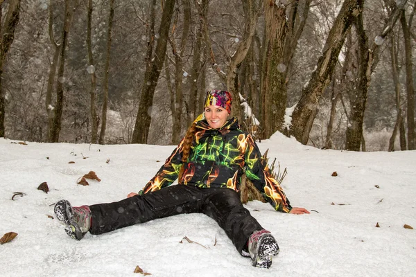 Vacker kvinna i ski passar i snörik vinter utomhus, almaty, Kazakstan, Asien — Stockfoto
