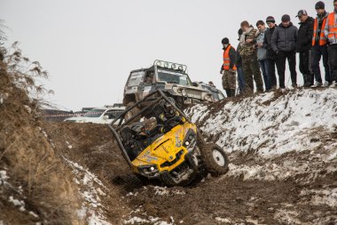 Almatı, Kazakistan - 21 Şubat 2013. Off-Road jipler, araba Yarışması, atv yarış.