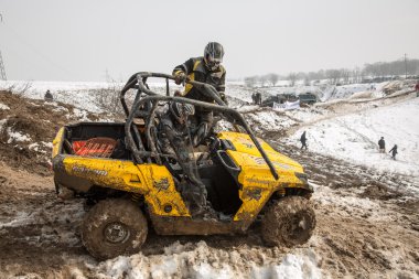 Almatı, Kazakistan - 21 Şubat 2013. Off-Road jipler, araba Yarışması, atv yarış.