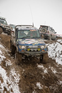 Almatı, Kazakistan - 21 Şubat 2013. Off-Road jipler, araba Yarışması, atv yarış.