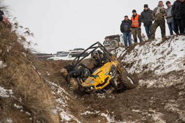 Almatı, Kazakistan - 21 Şubat 2013. Off-Road jipler, araba Yarışması, atv yarış.
