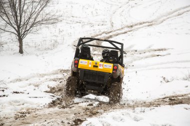 Almatı, Kazakistan - 21 Şubat 2013. Off-Road jipler, araba Yarışması, atv yarış.