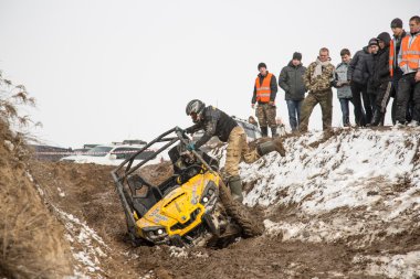 Almatı, Kazakistan - 21 Şubat 2013. Off-Road jipler, araba Yarışması, atv yarış.