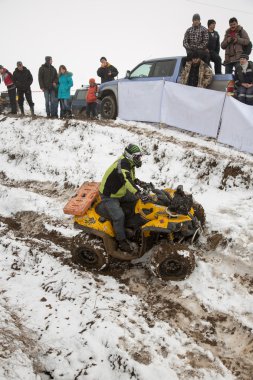 Almatı, Kazakistan - 21 Şubat 2013. Off-Road jipler, araba Yarışması, atv yarış.