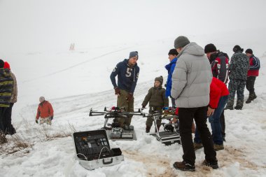 Almatı, Kazakistan - 21 Şubat 2013. Off-Road jipler, araba Yarışması, atv yarış.