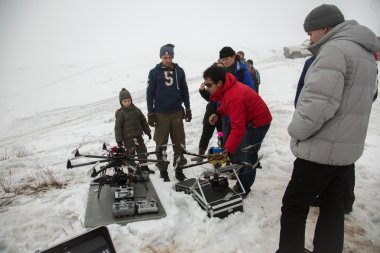 Almatı, Kazakistan - 21 Şubat 2013. Off-Road jipler, araba Yarışması, atv yarış.