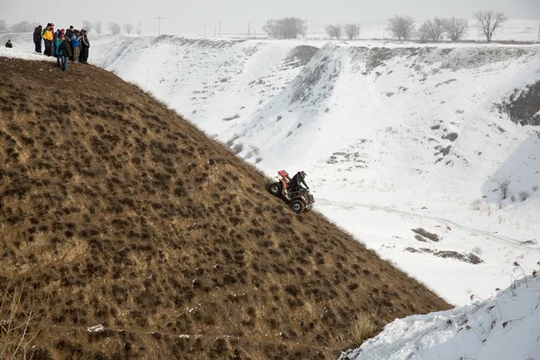 Almaty, Kazachstán - 21. února 2013. závodní terénní džípy, auto konkurence, atv. — Stockfoto