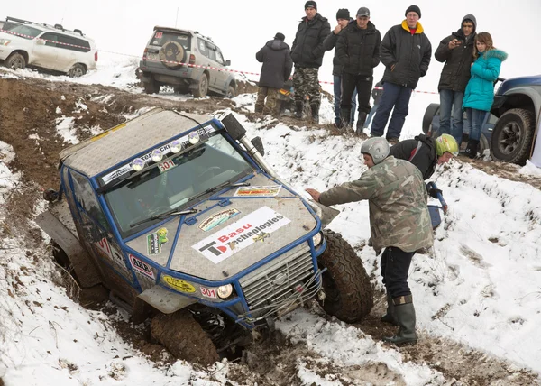 Almaty, Cazaquistão - 21 de fevereiro de 2013. Corrida off-road em jipes, Competição de carros, ATV . — Fotografia de Stock