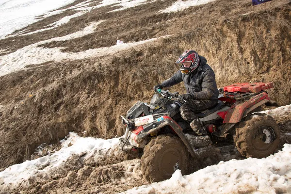 Almaty, Kazachstán - 21. února 2013. závodní terénní džípy, auto konkurence, atv. — Stockfoto