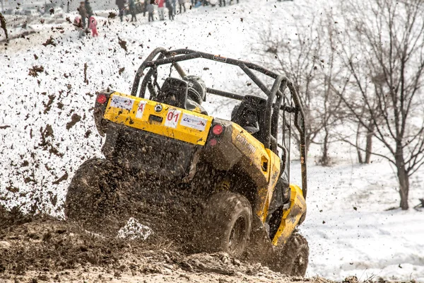 Almaty, Kazachstán - 21. února 2013. závodní terénní džípy, auto konkurence, atv. — Stockfoto