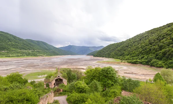 Горная панорама с зелеными горами и голубым небом, река Кура — стоковое фото