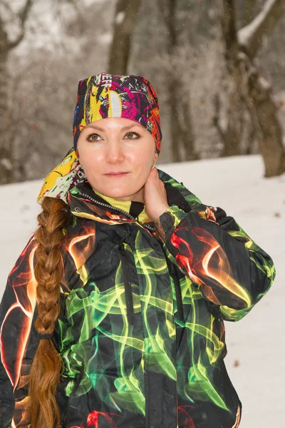 Güzel bir kadın Ski uygun karlı kış açık havada, Almatı, Kazakistan, Asya — Stok fotoğraf