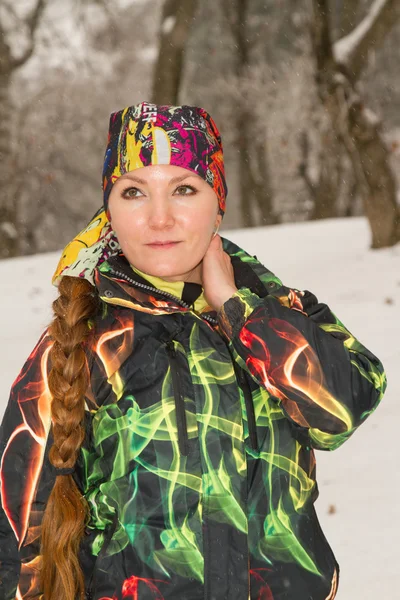 Mooie vrouw in ski passen in de besneeuwde winter buiten, almaty, kazakhstan, Azië — Stockfoto