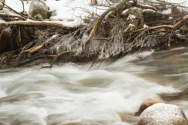 Pittoreske winterlandschap van bevroren bomen en de rivier, almaty, kazakhstan, Azië — Stockfoto