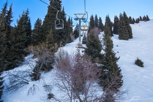 Teleférico em montanhas no inverno em Ak Bulak, Almaty, Cazaquistão, Ásia — Fotografia de Stock