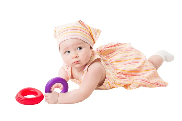 Menina brincando com pirâmide de brinquedo construir a partir de anéis isolados no fundo branco — Fotografia de Stock