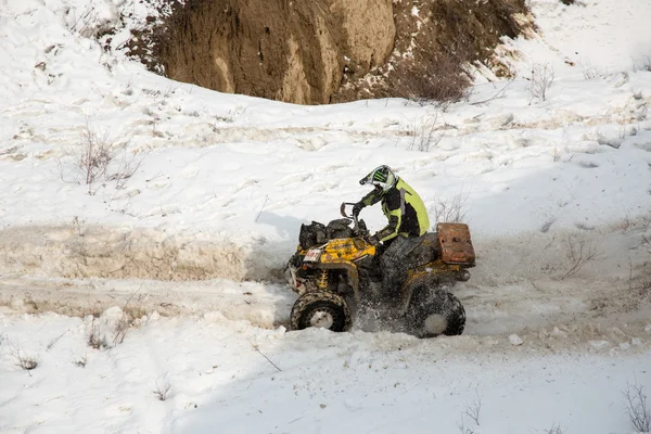 Almaty, Kazachstán - 21. února 2013. závodní terénní džípy, auto konkurence, atv. — Stockfoto