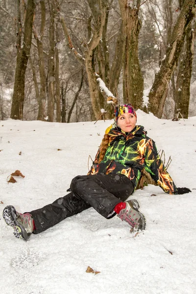 Schöne Frau im Skianzug im verschneiten Winter im Freien, Almaty, Kasachstan, Asien — Stockfoto