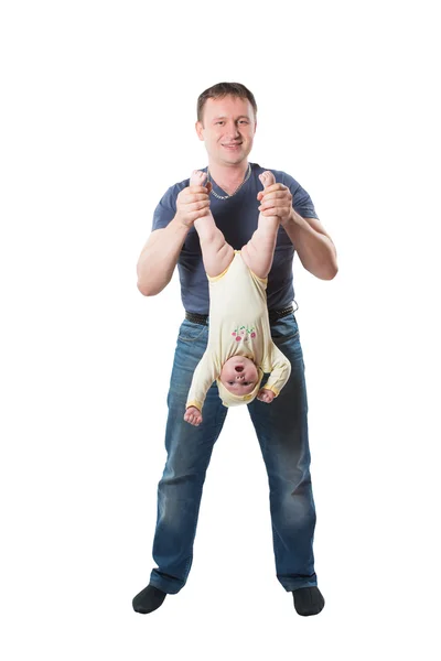 Papa macht mit Kind dynamische Gymnastik, Baby Kopf nach unten isoliert. das Konzept von Sport, Baby Yoga und gesundem Lebensstil. — Stockfoto