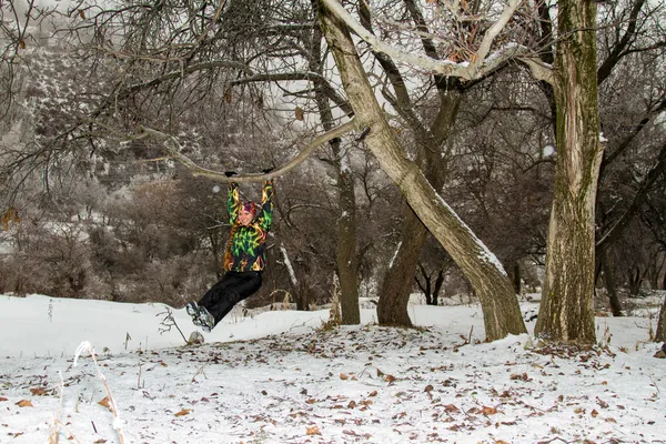 Schöne Frau im Skianzug im verschneiten Winter im Freien, Almaty, Kasachstan, Asien — Stockfoto