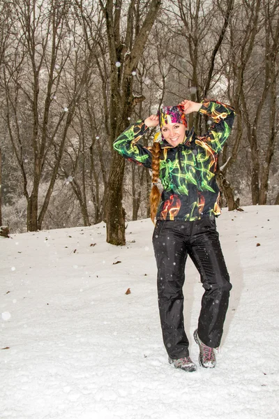 Schöne Frau im Skianzug im verschneiten Winter im Freien, Almaty, Kasachstan, Asien — Stockfoto