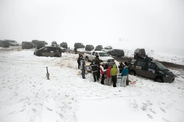 Almaty, Kazachstán - 21. února 2013. závodní terénní džípy, auto konkurence, atv. — Stockfoto