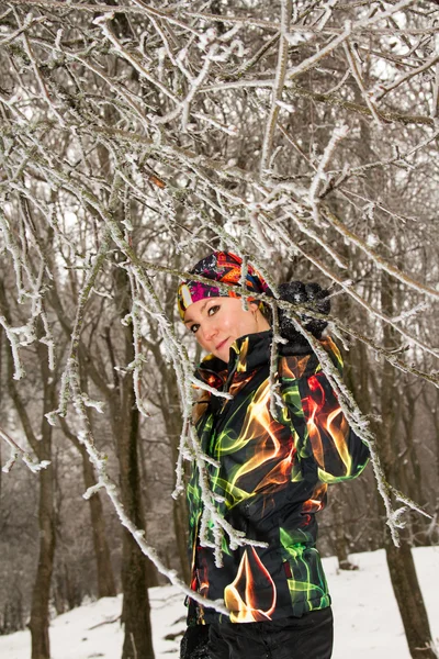 Vacker kvinna i ski passar i snörik vinter utomhus, almaty, Kazakstan, Asien — Stockfoto