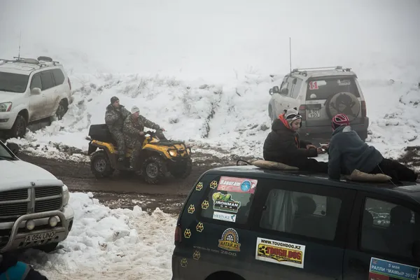 Almaty, Kazakhstan - 21 février 2013. Course hors route en jeeps, Compétition automobile, VTT . — Photo