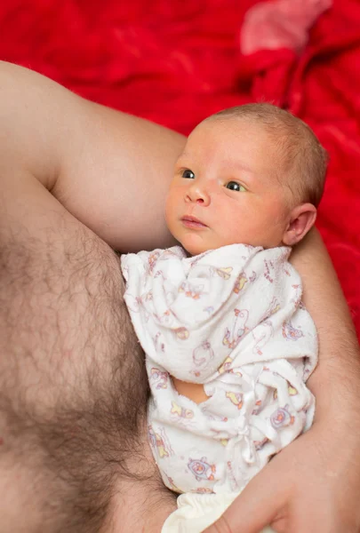 Nyfödd baby flicka på fäder händer hemma. använda det för ett barn, föräldraskap eller kärlek koncept — Stockfoto