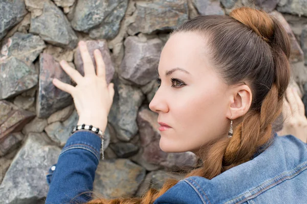 Vacker kvinna porträtt. långa bruna hår — Stockfoto