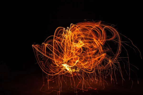 Flammes de feu isolées sur fond noir la nuit — Photo