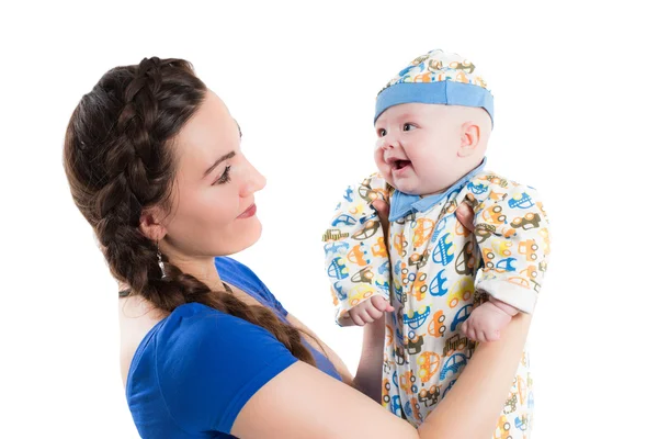 Mãe feliz e bebê menina abraçando e rindo no fundo branco isolado — Fotografia de Stock