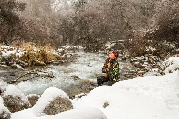 Bella donna in tuta da sci in inverno innevato all'aperto, Almaty, Kazakistan, Asia — Foto Stock