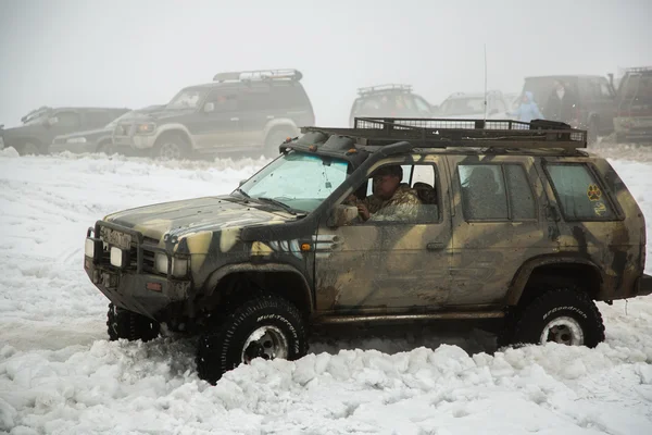 Almaty, Kazakhstan - 21 février 2013. Course hors route en jeeps, Compétition automobile, VTT . — Photo