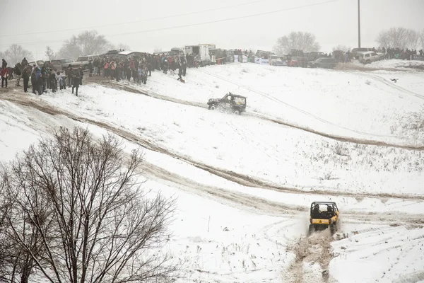 Almaty, Kazachstán - 21. února 2013. závodní terénní džípy, auto konkurence, atv. — Stockfoto