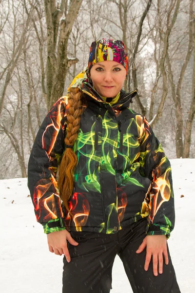 Belle femme en combinaison de ski en hiver enneigé en plein air, Almaty, Kazakhstan, Asie — Photo